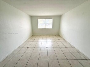 1350 NE 119th St in North Miami, FL - Foto de edificio - Building Photo