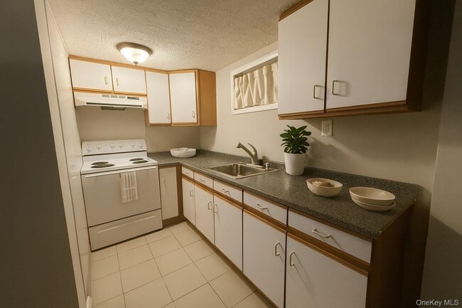 1321 Manor Ln in Bay Shore, NY - Building Photo - Building Photo