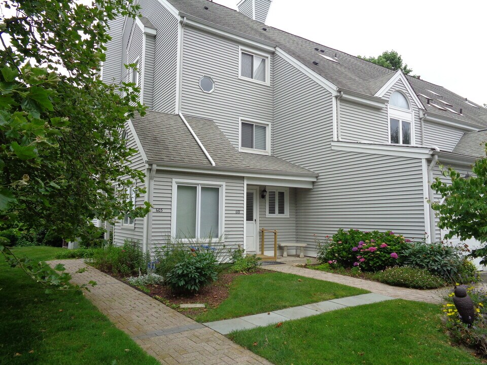 560 Silver Sands Rd in East Haven, CT - Building Photo