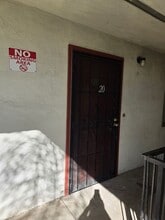 Cedarwood Apartments in Modesto, CA - Building Photo - Building Photo