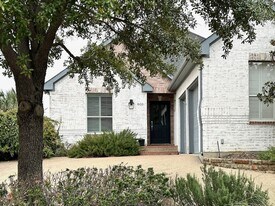 600 Huntersridge Ct in Irving, TX - Building Photo