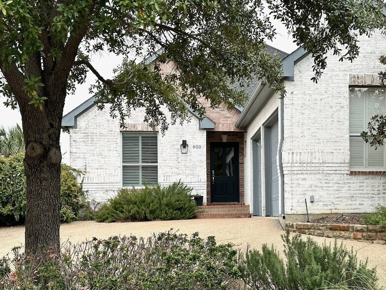 600 Huntersridge Ct in Irving, TX - Building Photo