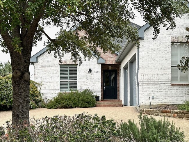 property at 600 Huntersridge Ct