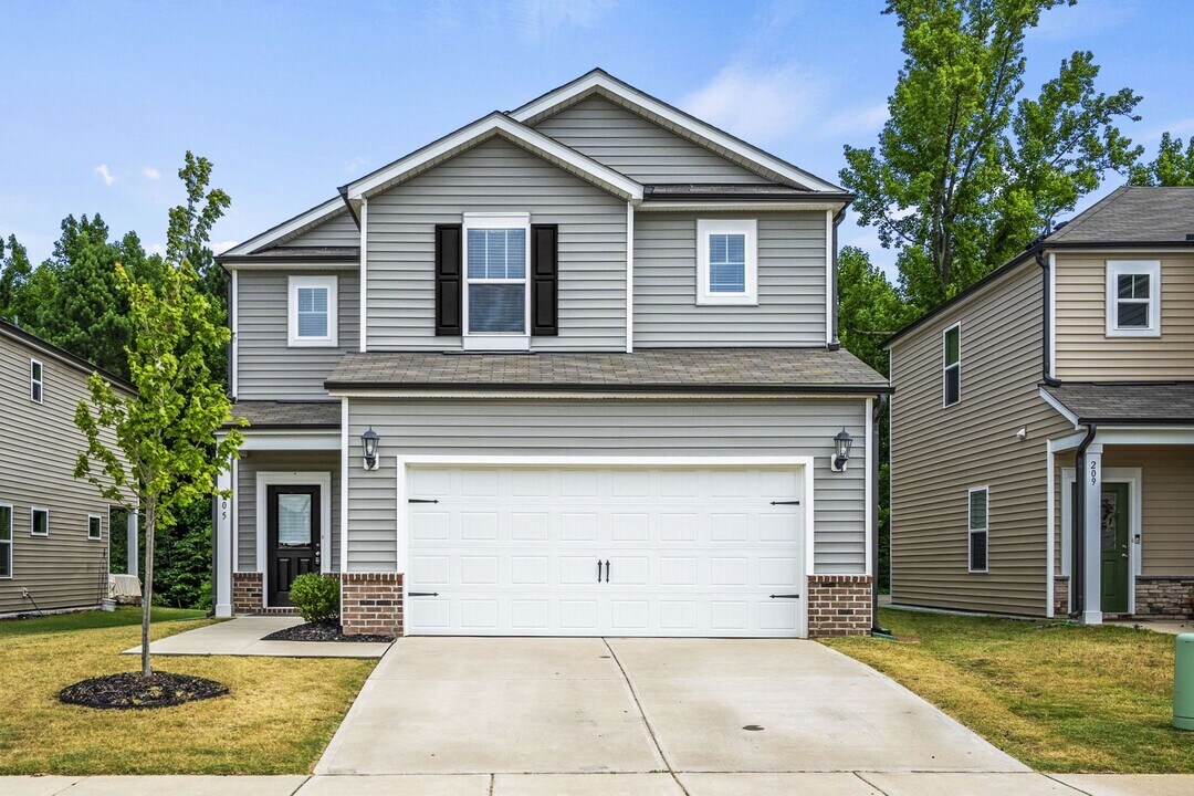 205 Wilbur Lake Dr in Fuquay Varina, NC - Building Photo