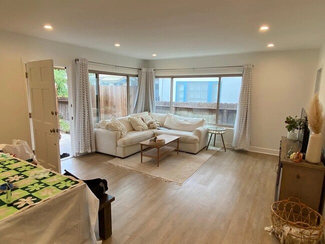 1715 Glendon Ave in Los Angeles, CA - Foto de edificio - Building Photo