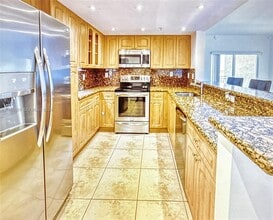 120 SW 37th Ave in Miami, FL - Foto de edificio - Building Photo