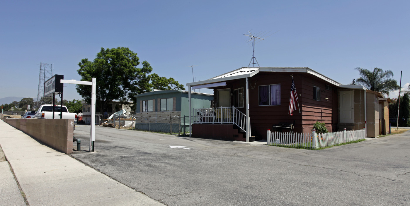 301 S Lilac Ave in Rialto, CA - Building Photo