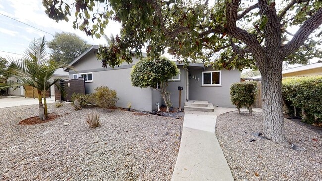 5216 E Falls View Dr in San Diego, CA - Building Photo - Building Photo