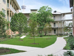 Refugio Place in San Antonio, TX - Building Photo - Building Photo