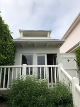 6581 Del Playa Dr in Goleta, CA - Foto de edificio - Building Photo