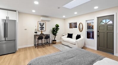 4664 E Talmadge Dr, Unit Casita in San Diego, CA - Foto de edificio - Building Photo