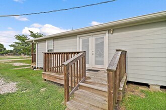 412 Stowell St in Anahuac, TX - Building Photo - Building Photo