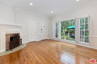 208 S El Camino Dr in Beverly Hills, CA - Building Photo - Building Photo