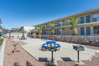 Trio Apartments in El Paso, TX - Foto de edificio - Building Photo