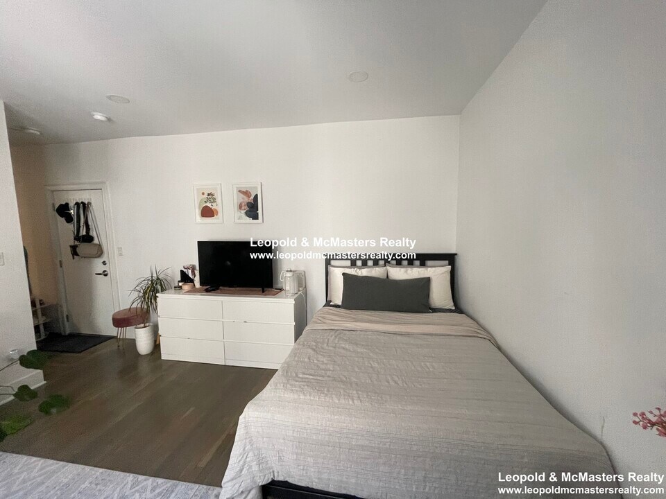 36 Peterborough St, Unit 11 in Boston, MA - Building Photo