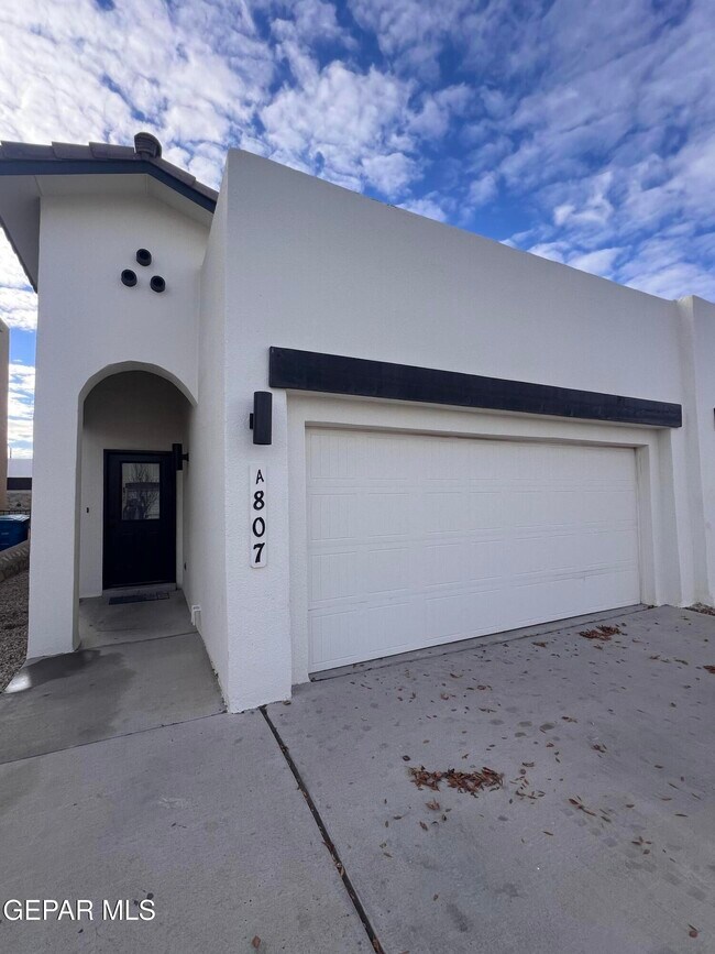 807 HC Gilbert Minjares Dr in Socorro, TX - Building Photo - Building Photo