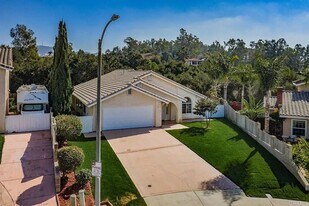 1167 Meadow Lake Dr in Vista, CA - Building Photo