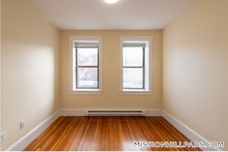 887 Huntington Ave, Unit 3 in Boston, MA - Foto de edificio - Building Photo