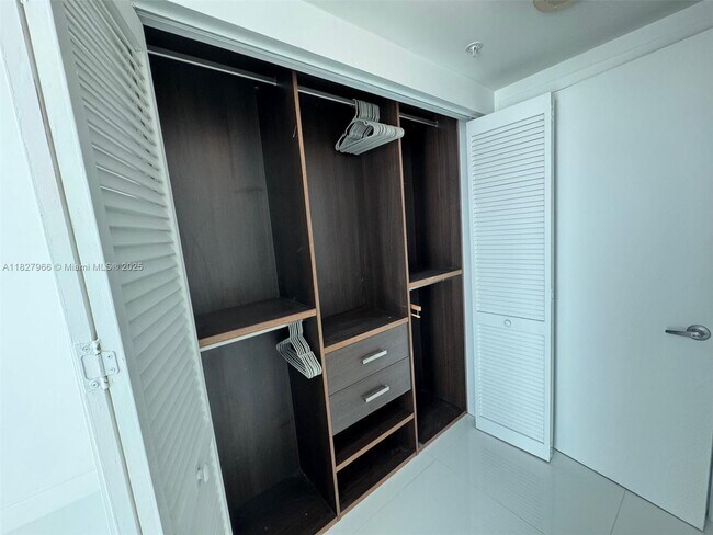 665 NE 25th St, Unit PHI-04 in Miami, FL - Building Photo - Building Photo