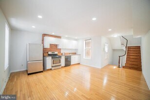 126 W Laurel St in Philadelphia, PA - Building Photo