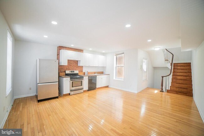 126 W Laurel St