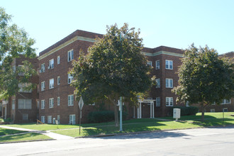 Colonial in Lincoln, NE - Building Photo - Building Photo