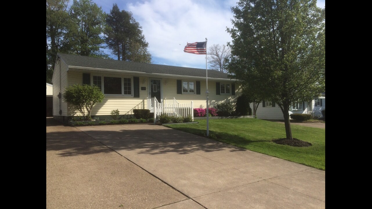 1831 W Grandview Blvd in Erie, PA - Building Photo