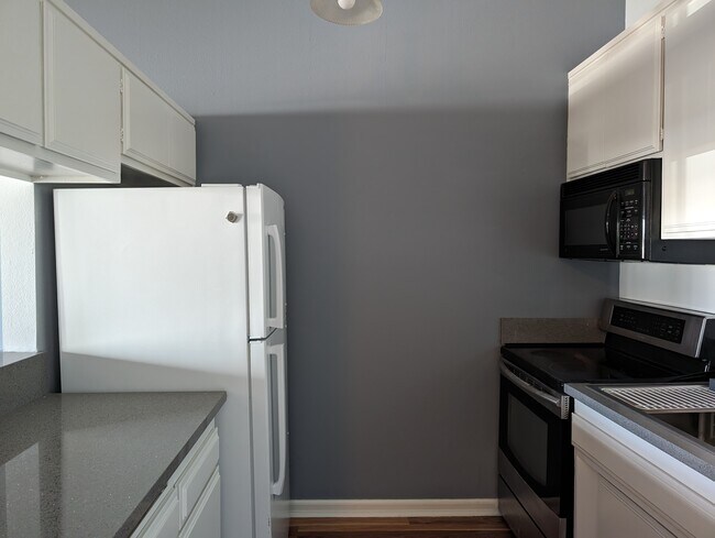 902 Camino Real, Unit 201 in Redondo Beach, CA - Building Photo - Building Photo
