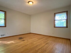 2208 Hendry Pl in St. Paul, MN - Building Photo - Building Photo