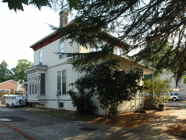 757 Center St NE in Salem, OR - Foto de edificio - Building Photo