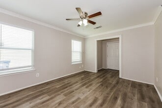 1016 Matamoros Plaza in Dallas, TX - Foto de edificio - Building Photo