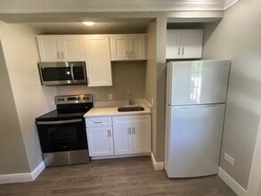 221 La Paz Dr, Unit 2 in Kissimmee, FL - Foto de edificio - Building Photo