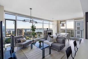 158 13th St E in North Vancouver, BC - Building Photo