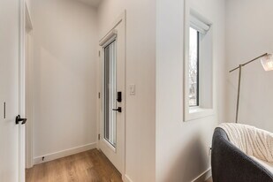 38 38 Ave NW in Calgary, AB - Building Photo