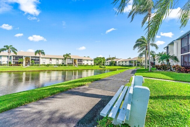 1117 Green Pine Blvd in West Palm Beach, FL - Building Photo - Building Photo