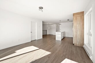 Quai De la Gare Sainte-Rose - Phase 1 in Laval, QC - Building Photo - Building Photo