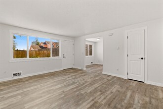 813 Woodford Ave N in Kent, WA - Building Photo - Building Photo