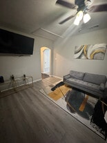 1334 W Ridgewood Ct in San Antonio, TX - Building Photo