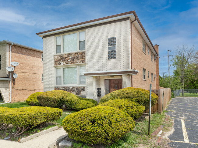 7351 N Waukegan Rd in Niles, IL - Building Photo - Building Photo