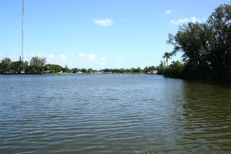 Lake Villa Apartments in Hallandale Beach, FL - Foto de edificio - Building Photo