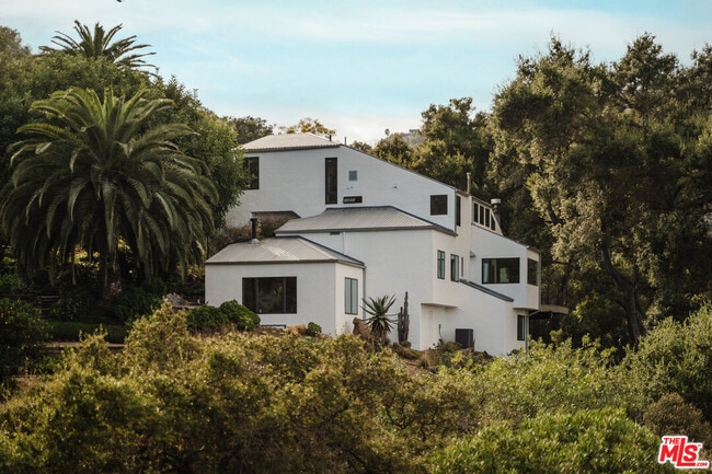 property at 2002 Tuna Canyon Rd