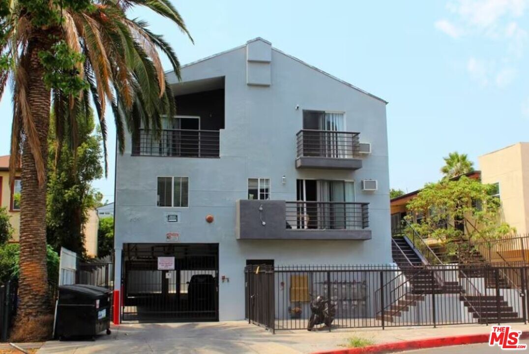 639 Alexandria Ave in Los Angeles, CA - Building Photo