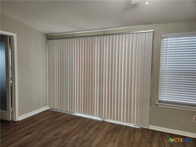 property at 105 E Tanglewood Dr
