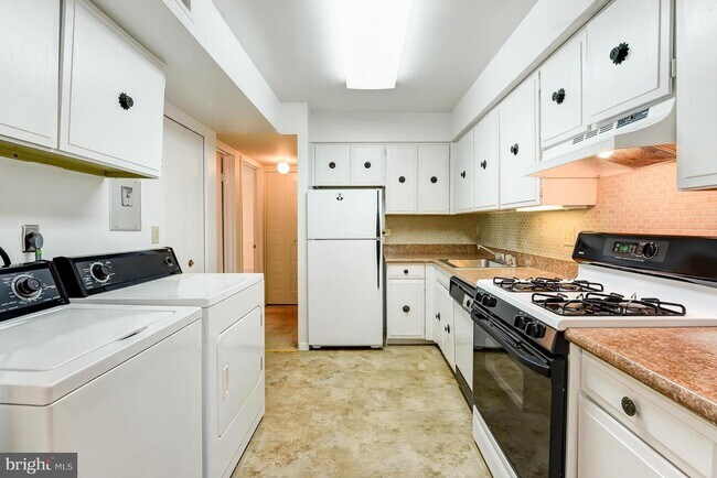 2114 Bonnywood Ln-Unit -1-101 in Silver Spring, MD - Building Photo - Building Photo