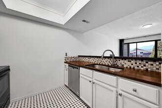 148 W Rockrimmon Blvd in Colorado Springs, CO - Foto de edificio - Building Photo