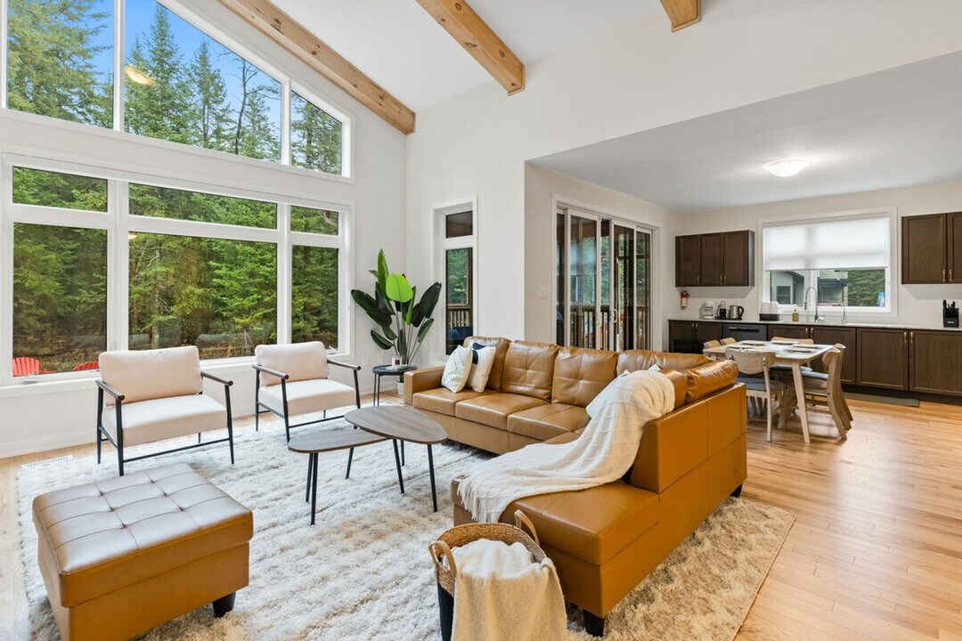 1051 Greensview Dr in Lake Of Bays, ON - Building Photo