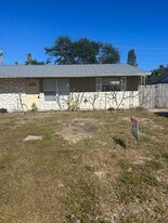2349 NE Rustic Way in Jensen Beach, FL - Building Photo