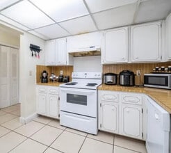 6960 Miami Gardens Dr in Hialeah, FL - Building Photo - Building Photo