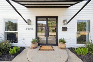 4148 Bissonnet St in West University Place, TX - Building Photo