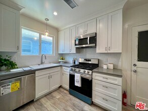 124 N Pass Ave in Burbank, CA - Building Photo - Building Photo